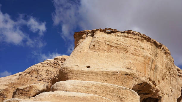 casas de caverna na antiga cidade de petra, jordânia. - petra ancient civilization jordan cave - fotografias e filmes do acervo