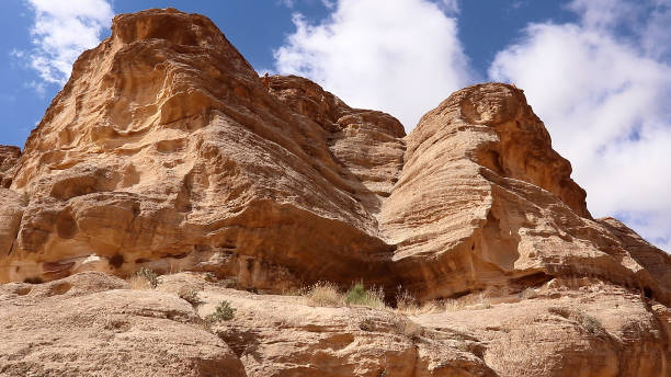 casas de caverna na antiga cidade de petra, jordânia. - petra ancient civilization jordan cave - fotografias e filmes do acervo