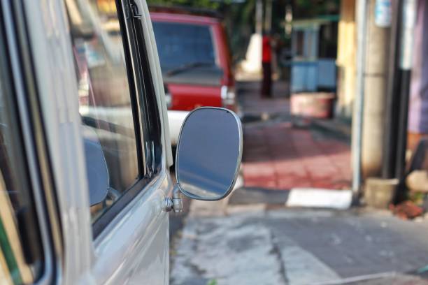 miroir sur une voiture classique - side view mirror audio photos et images de collection