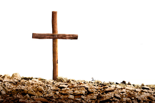 하얀 배경 위의 바위 풍경에 있는 나무 종교 십자가 - old cross shape stone weathered 뉴스 사진 이미지