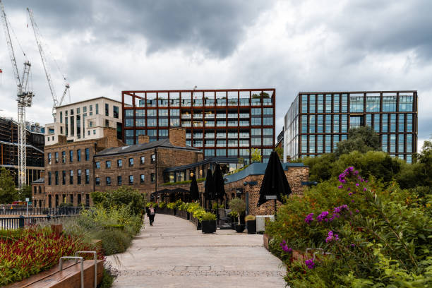 area di coal drops yard a kings cross a londra - shopping mall foto e immagini stock