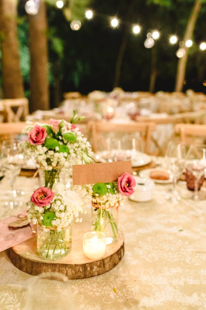 istock Empty label to include free text, on the elegant table of the reception of a wedding, without anyone. 1708312255