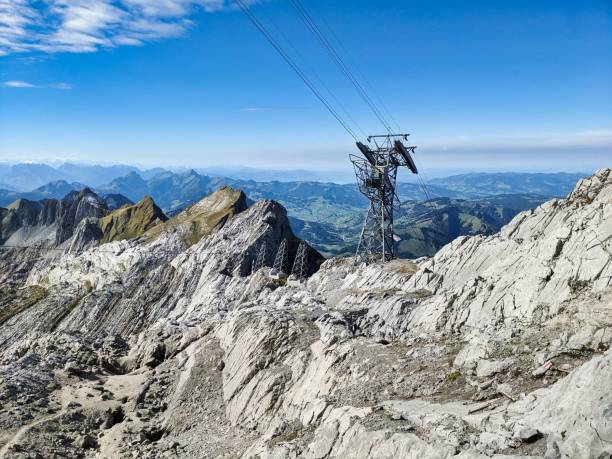 wędrówka do säntis w alpstein appenzell. piękna jesienna pogoda z widokiem na stütze 2 kolejki linowej air. cel wycieczki we wschodniej szwajcarii. zdjęcie wysokiej jakości - stütze zdjęcia i obrazy z banku zdjęć