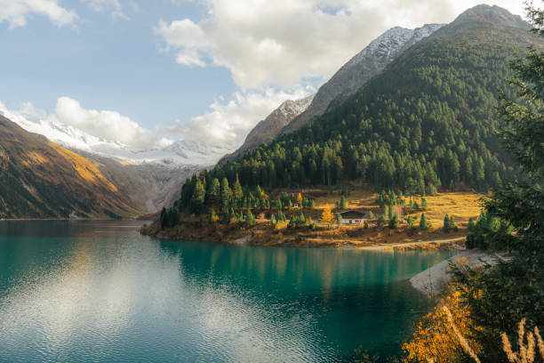 paysage serein du lac dans les alpes européennes - european alps austria autumn colors photos et images de collection