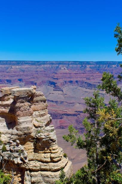 вид скального образования в гранд-каньоне, штат аризона. - canyon plateau large majestic стоковые фото и изображения