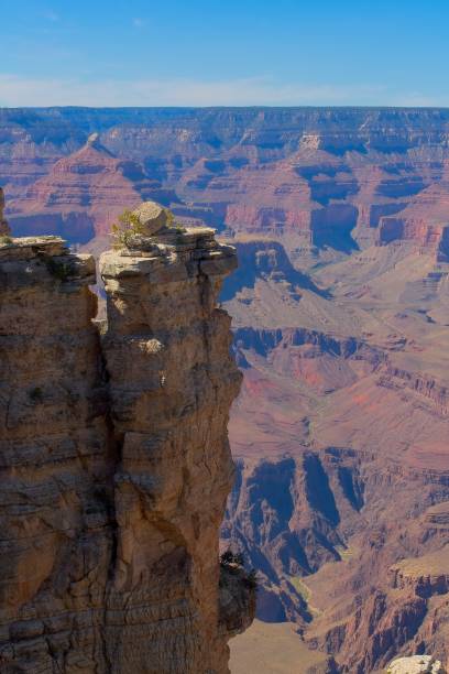 vista de una formación rocosa en el gran cañón, arizona. - canyon plateau large majestic fotografías e imágenes de stock