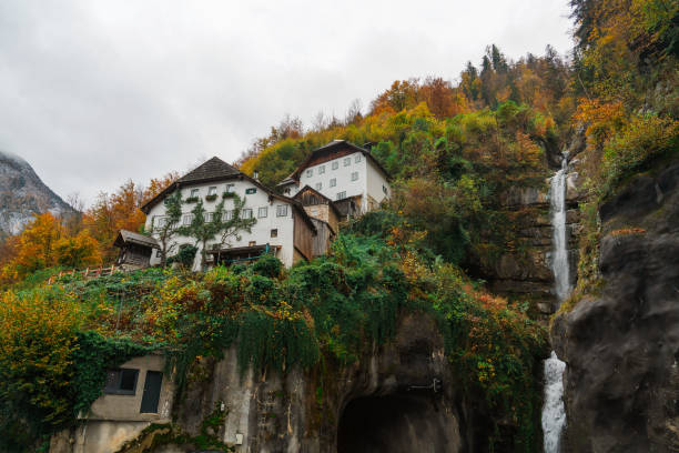 秋のハルシュタットの絶景 - european alps austria autumn colors ストックフォ�トと画像