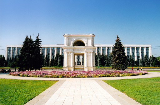 Chisinau, Moldova: Government House ('Casa Guvernului') - seat of the Government of the Republic of Moldova - office of the prime minister - completed in 1964 as the  headquarters of the Council of Ministers of the Moldovan SSR - architect Semyon Fridlin - The triumphal arch was built in 1840 under the direction of the architect Luca Zaușkevici on the occasion of the Russian victory in the Russo-Turkish War of 1828/1829 - Great National Assembly Square and Stefan cel Mare Avenue.