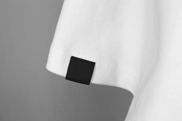etiqueta de roupa de cor preta em branco na manga da camiseta branca - label textile shirt stitch - fotografias e filmes do acervo