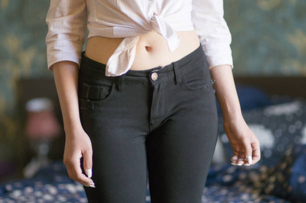 아름다운 소녀 - belly button 뉴스 사진 이미지
