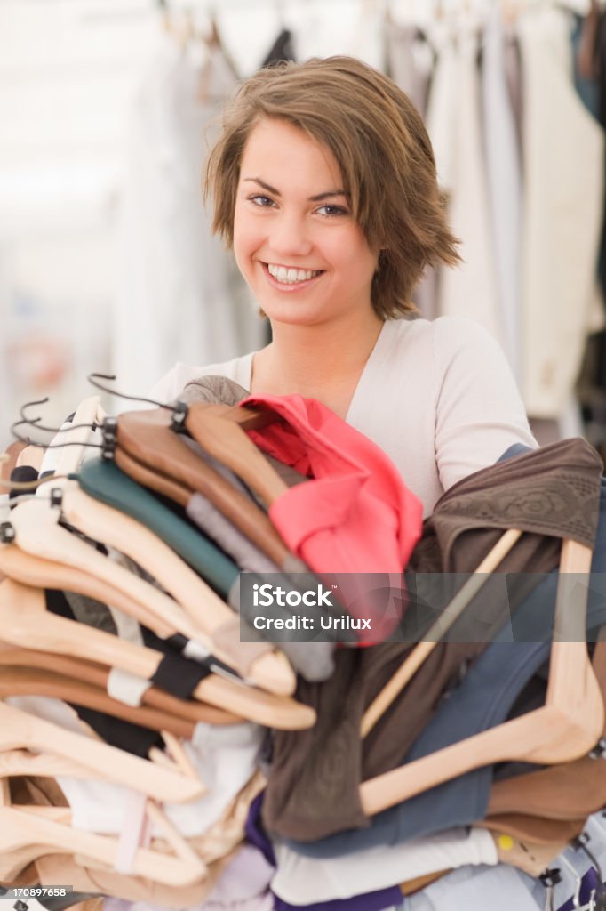 Moderne jeune femme appréciant des ventes - Photo de A la mode libre de droits