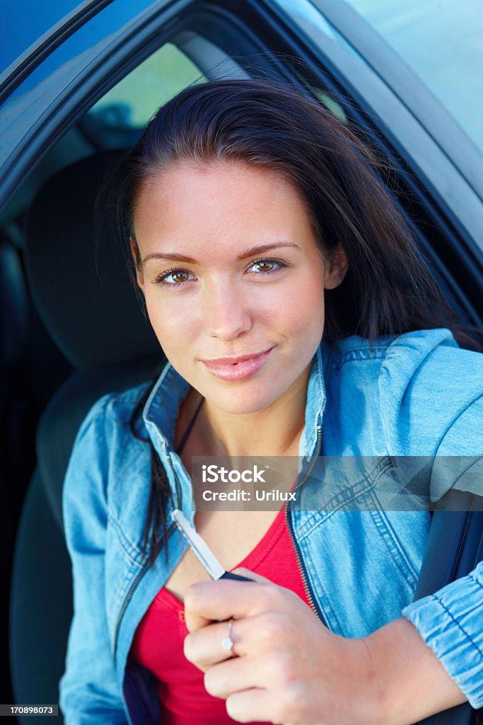 Sorridente Jovem mulher sentada em um carro e segurando a chave - Royalty-free Adulto Foto de stock