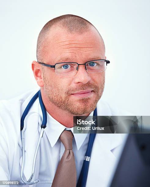 Foto de Médico Médico Olhando Para Você e mais fotos de stock de Cabeça Humana - Cabeça Humana, Doutor, Entusiástico