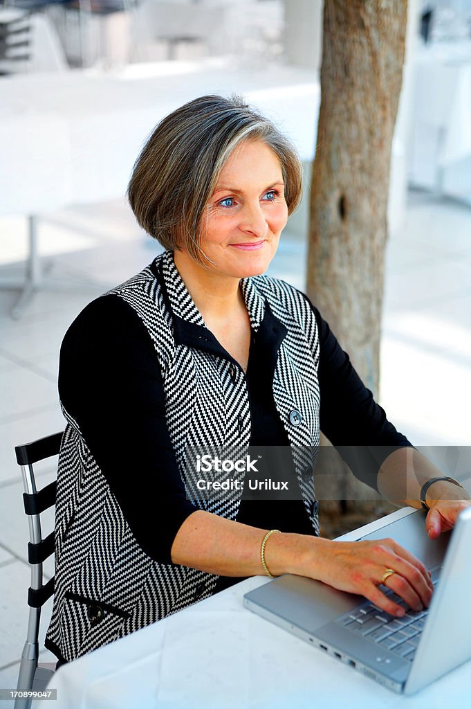 Vecchia donna d'affari con il suo computer - Foto stock royalty-free di Adulto