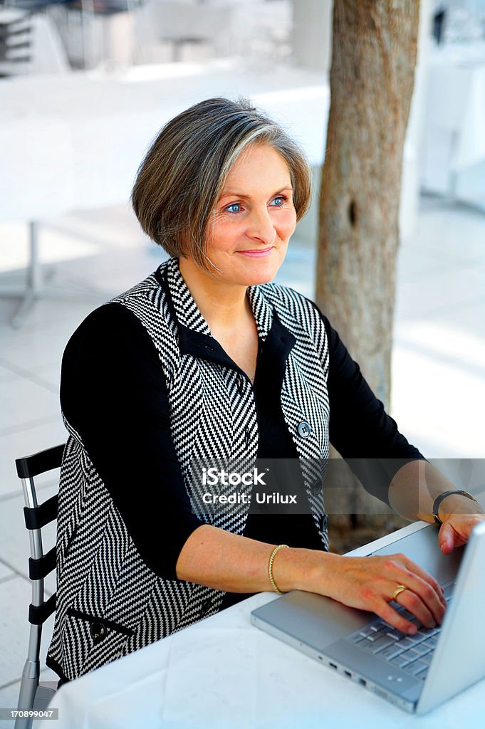 Mais Mulher de negócios com Laptop - Foto de stock de Adulto royalty-free