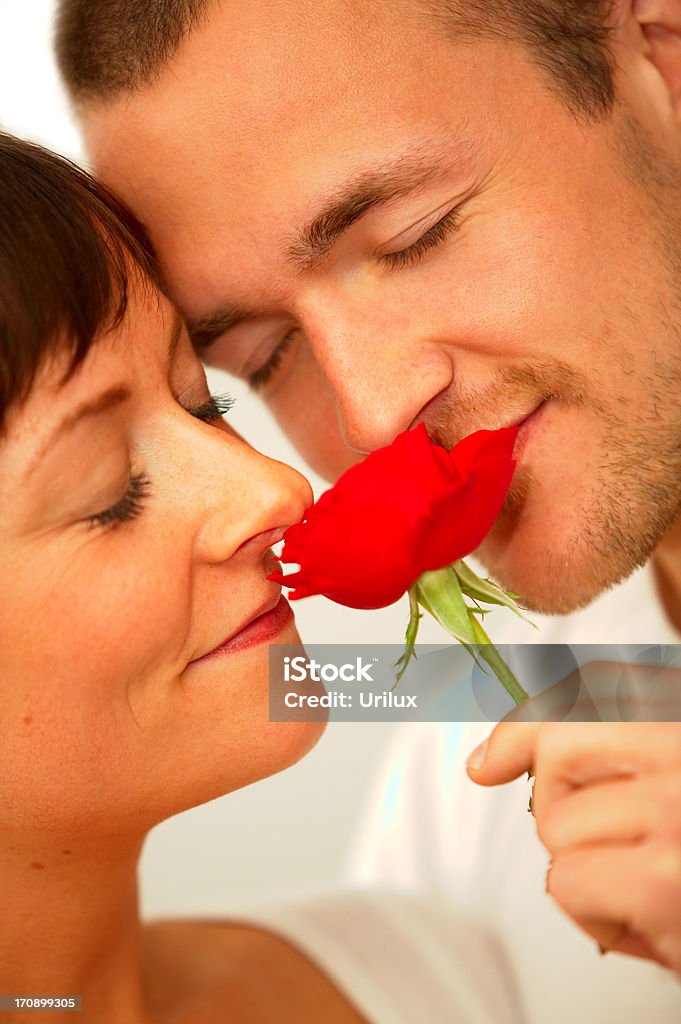 Junge Romantisches Paar Genießen Sie den Duft der Rosen - Lizenzfrei Duftend Stock-Foto