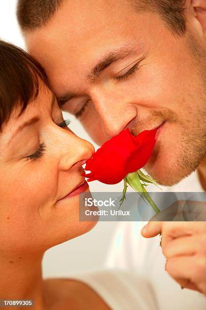 Junge Romantisches Paar Genießen Sie Den Duft Der Rosen Stockfoto und mehr Bilder von Duftend