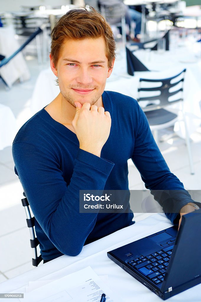 Casual jovem com seu laptop - Foto de stock de Adulto royalty-free