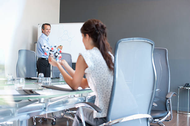 ビジネスの人々の仕事、分子モデルのコンファレンスルーム - writing whiteboard men businessman ストックフォトと画像