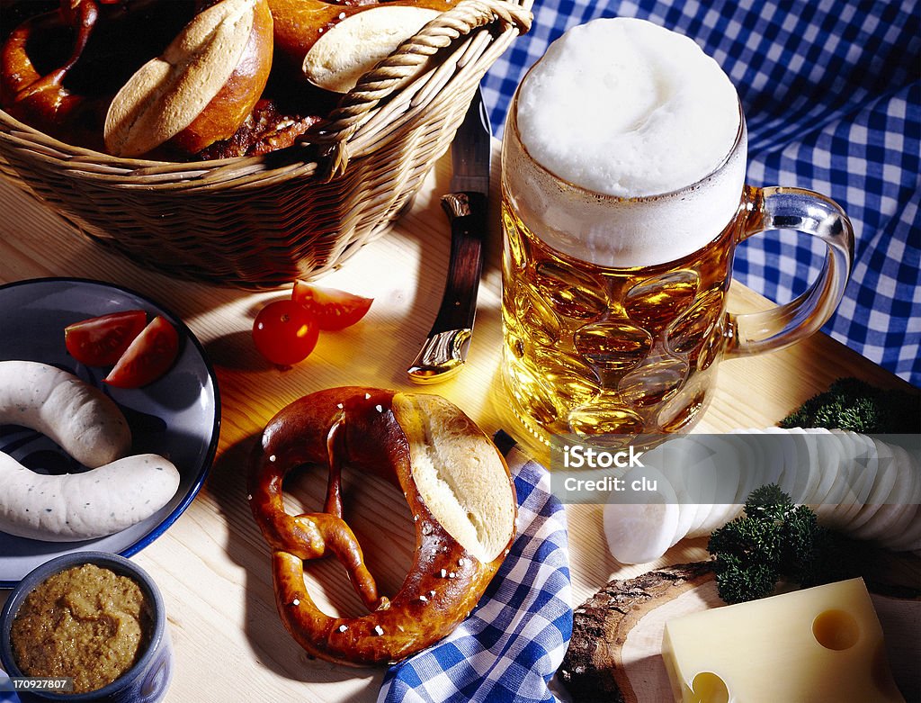 Bavarian refeição e uma taça de cerveja - Foto de stock de Festa da cerveja royalty-free
