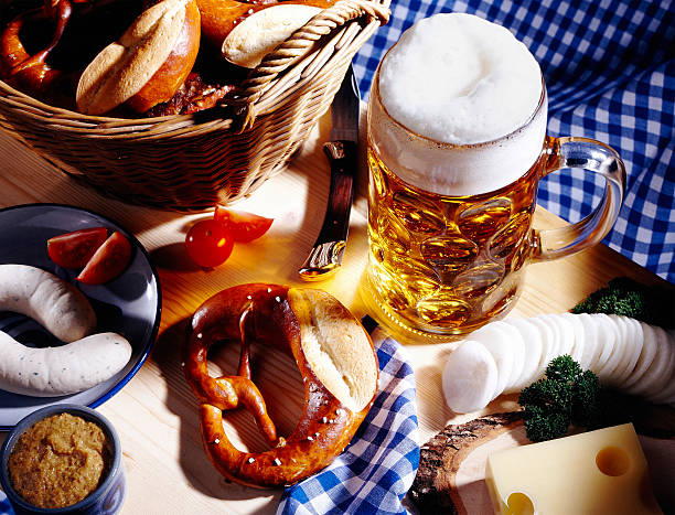 баварские обедом и бокалом пива - oktoberfest стоковые фото и изображения