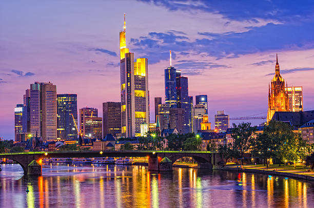 フランクフルトの金融地区とマイン川に沈む夕日 - frankfurt germany night skyline ストックフォトと画像