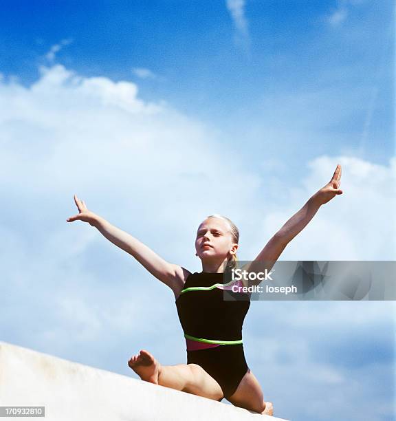 Gymnast - zdjęcia stockowe i więcej obrazów 8 - 9 lat - 8 - 9 lat, Adolescencja, Aktywny tryb życia