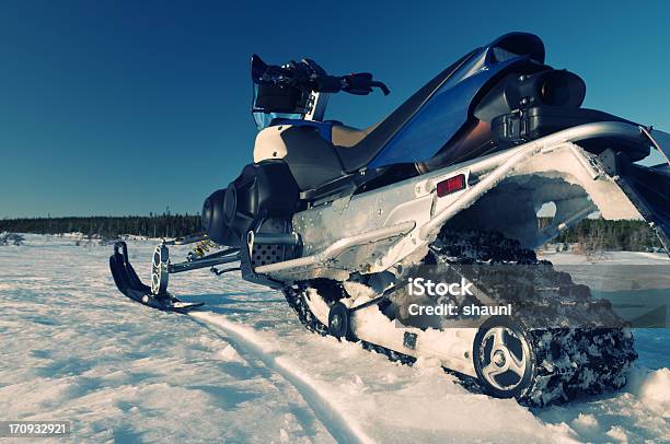 Foto de Para Snowmobile e mais fotos de stock de Motoneve - Motoneve, Veículo todo-terreno, Novo