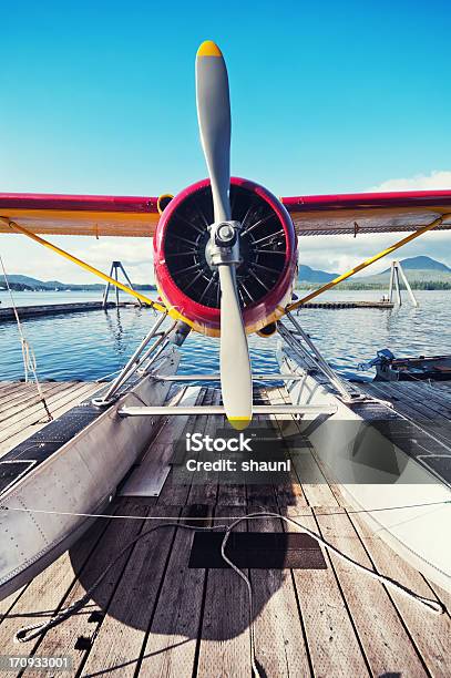 Hidroavión En El Muelle Foto de stock y más banco de imágenes de Avión - Avión, Hélice - Pieza de máquina, Vista de frente