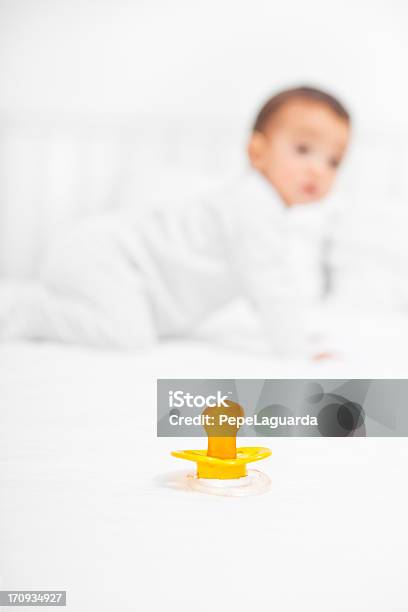 Foto de Bebê Na Cama Olhando Para Chupeta e mais fotos de stock de 12-17 meses - 12-17 meses, 12-23 meses, Achar