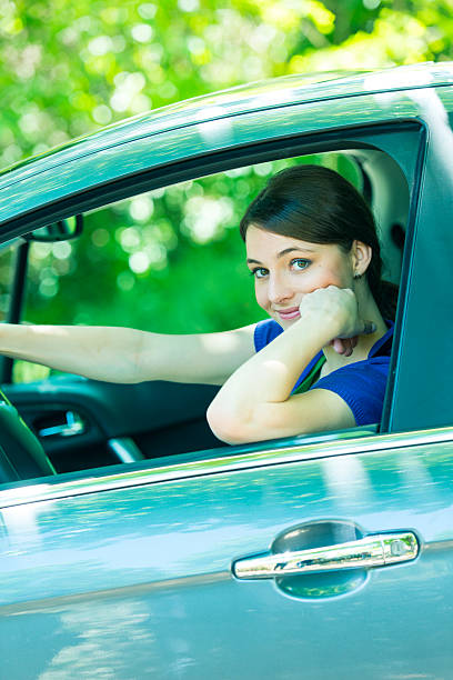 молодая женщина, езда в автомобиле - utilitario стоковые фото и изображения