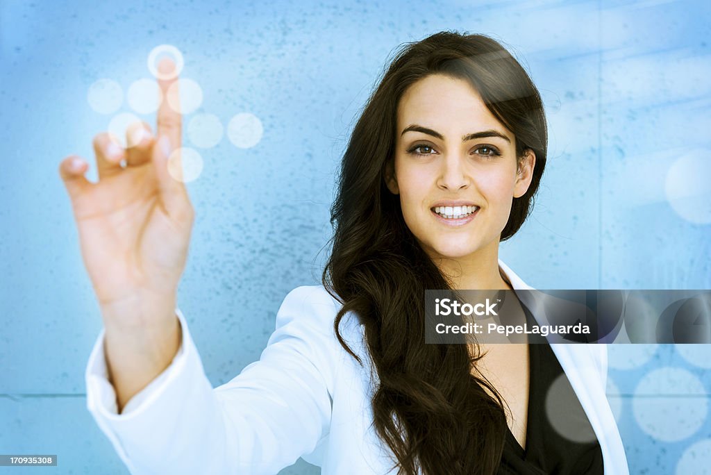 Femme en poussant le bouton virtuel accès - Photo de Bouton poussoir libre de droits