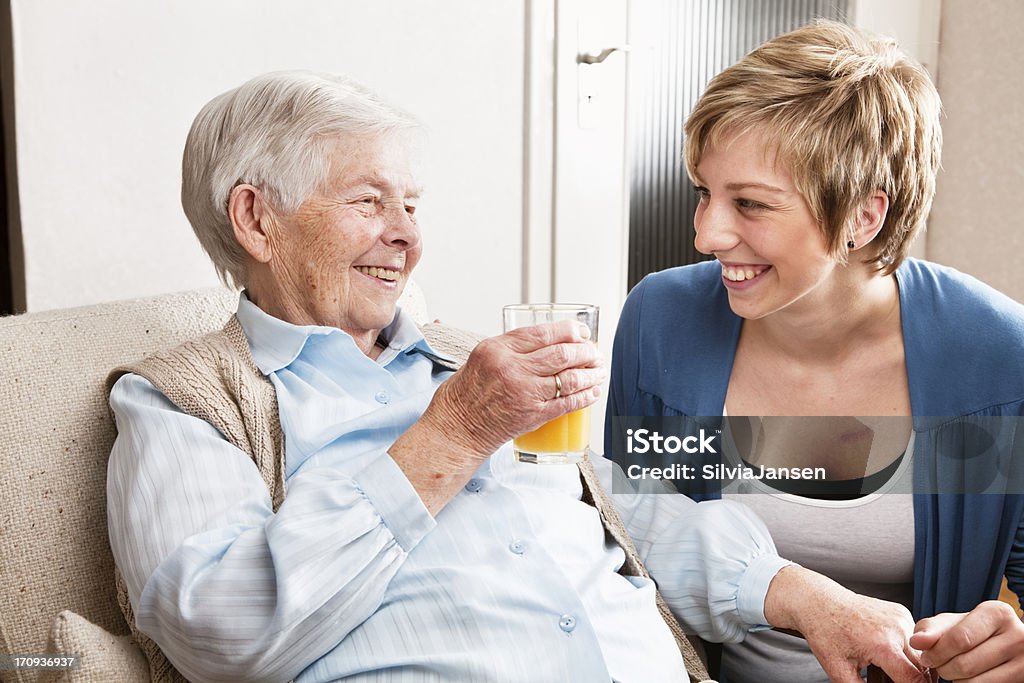 Старший женщина, пить Апельсиновый сок - Стоковые фото 18-19 лет роялти-фри