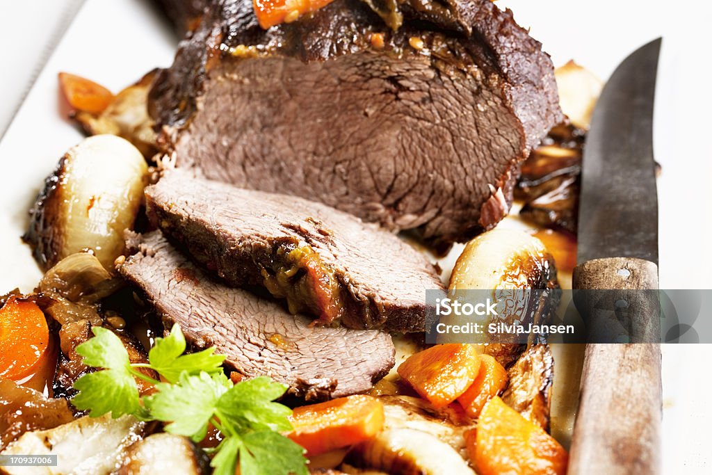 Carne bovina assada com cenouras e cebola - Foto de stock de Rosbife royalty-free