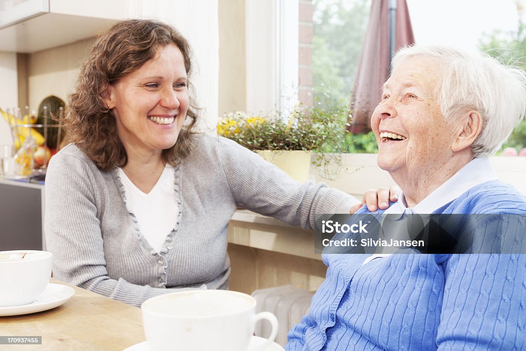 Young and elderly mujer beber café y pasárselo en grande - Foto de stock de Asistencia de la comunidad libre de derechos