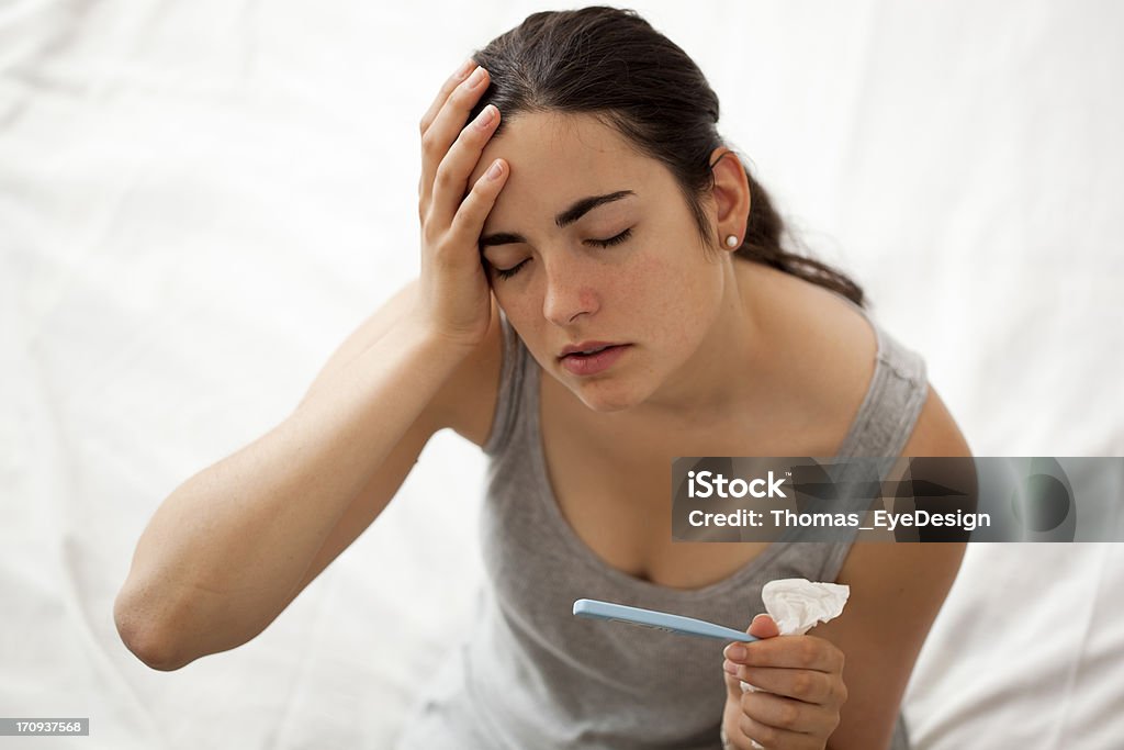 Mujer verificar la temperatura - Foto de stock de Camiseta de tirantes libre de derechos