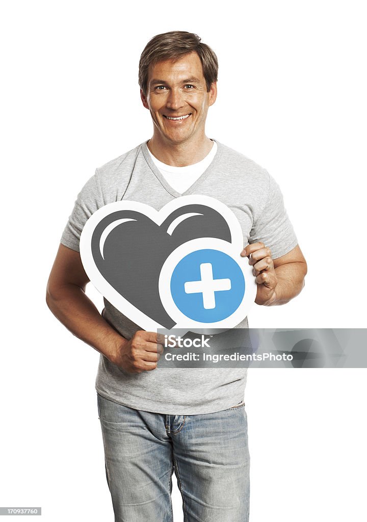 Hombre sonriente sosteniendo corazón señal aislado sobre fondo blanco. - Foto de stock de 30-39 años libre de derechos