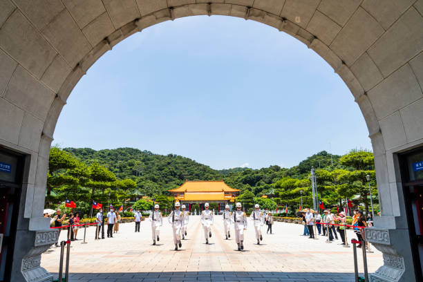 the taipei national revolutionary martyrs' shrine. - guard of honor imagens e fotografias de stock