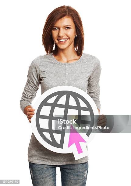 Uśmiechający Się Kobieta Trzymając Internet Znak Na Białym Tle - zdjęcia stockowe i więcej obrazów Białe tło