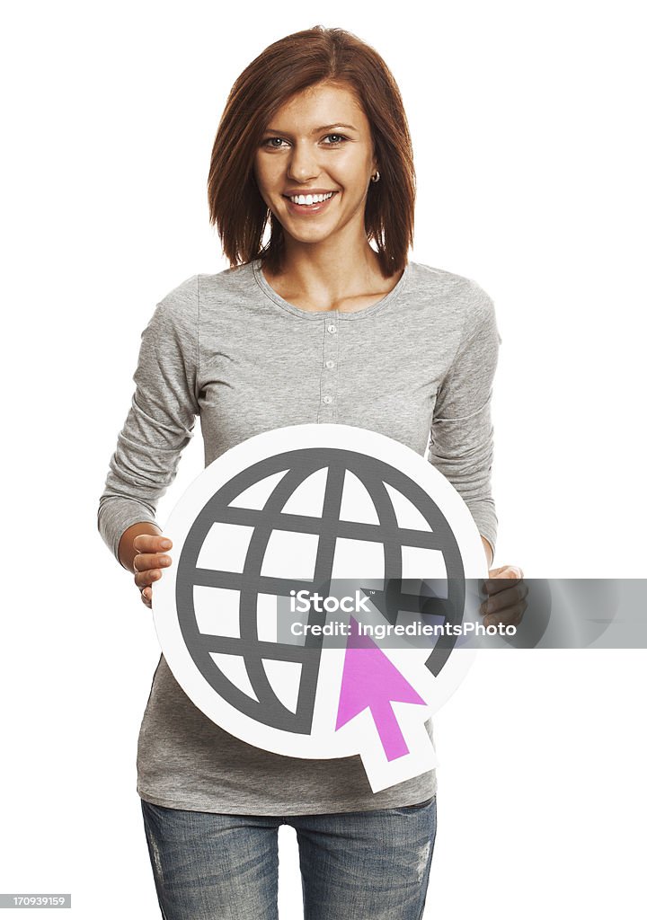 Улыбается молодая женщина держит Знак Интернет, изолированные на белом фоне - Стоковые фото Афиша роя�лти-фри
