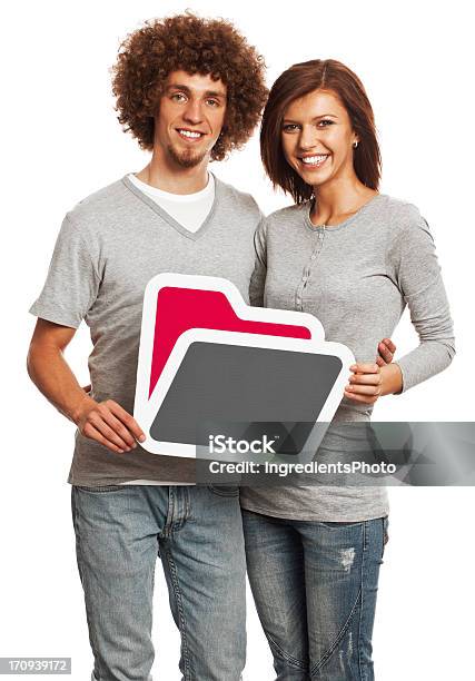 Sonriente Joven Mestiza Sosteniendo Carpeta De Señal Aislado Sobre Fondo Blanco Foto de stock y más banco de imágenes de Archivo