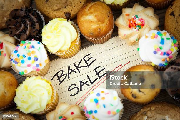 Foto de Venda De Bolos E Doces e mais fotos de stock de Bolo - Bolo, Liquidação - Evento Comercial, Venda de bolos e doces