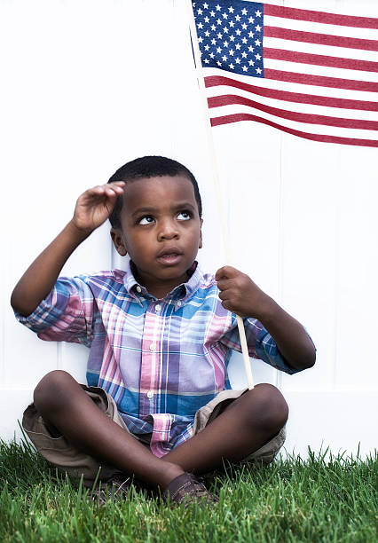 patriótica estadounidense little boy - child patriotism saluting flag fotografías e imágenes de stock