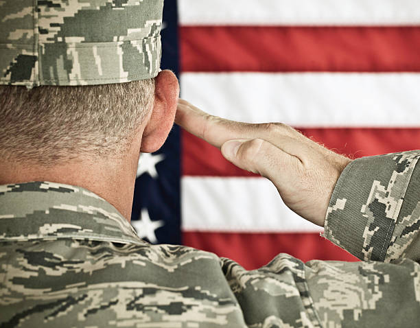 wojsko salute poziomo w najnowszy strój - saluting armed forces military us veterans day zdjęcia i obrazy z banku zdjęć
