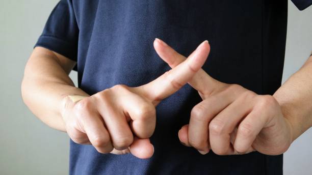 否定のポーズをとっている人 - だめ ストックフォトと画像