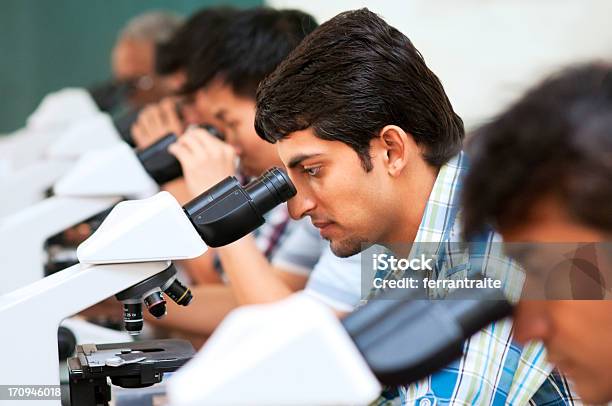 Alunos Em Aula De Química - Fotografias de stock e mais imagens de Índia - Índia, Investigação - Assunto, Laboratório