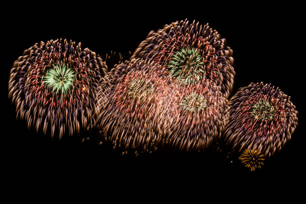 increíble espectáculo de fuegos artificiales en el cielo oscuro. - 24182 fotografías e imágenes de stock