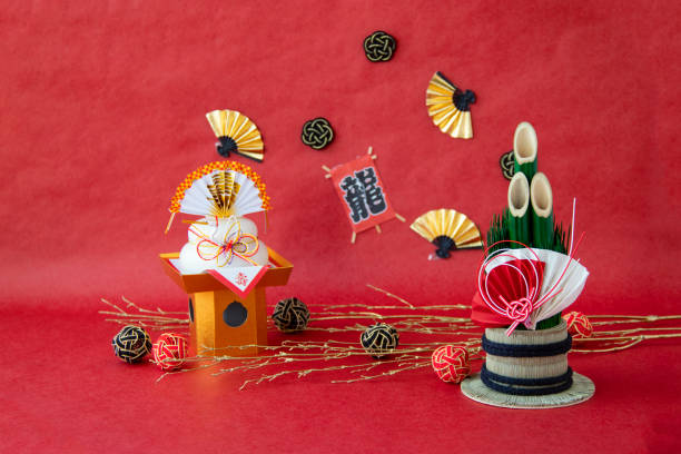 日本の新年のお祝いのための竹の装飾と鏡餅、扇子と水引と凧。赤い紙に。