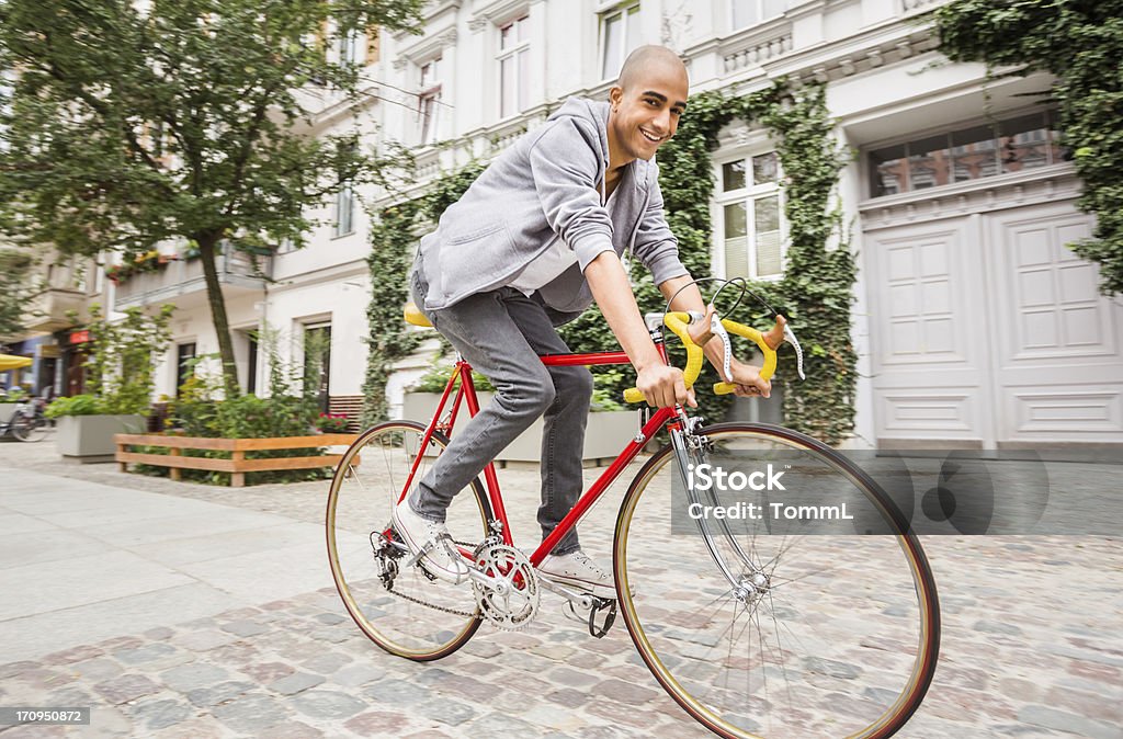 Junger Mann auf Fahrrad Rennen - Lizenzfrei Stadt Stock-Foto