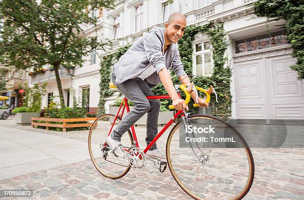 Junger Mann Auf Fahrrad Rennen Stockfoto und mehr Bilder von Stadt - Stadt, Berlin, Fahrrad